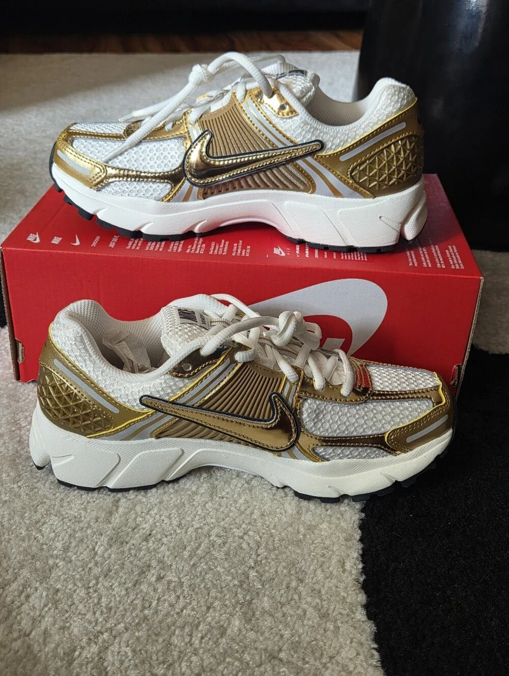 NIKE ZOOM VOMERO 5 ' METALLIC GOLD' SZ 7M/8.5W